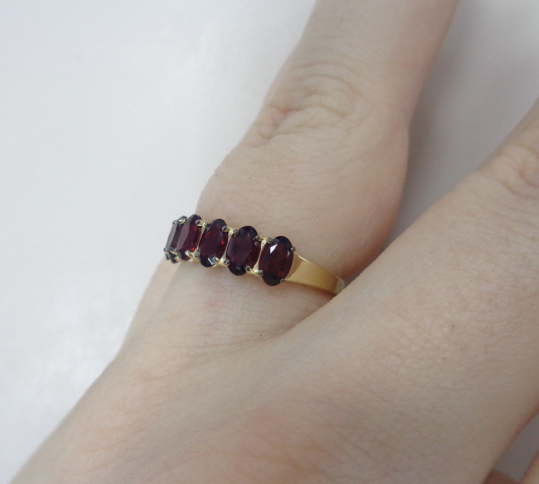 Кольцо из желтого золота с гранатами